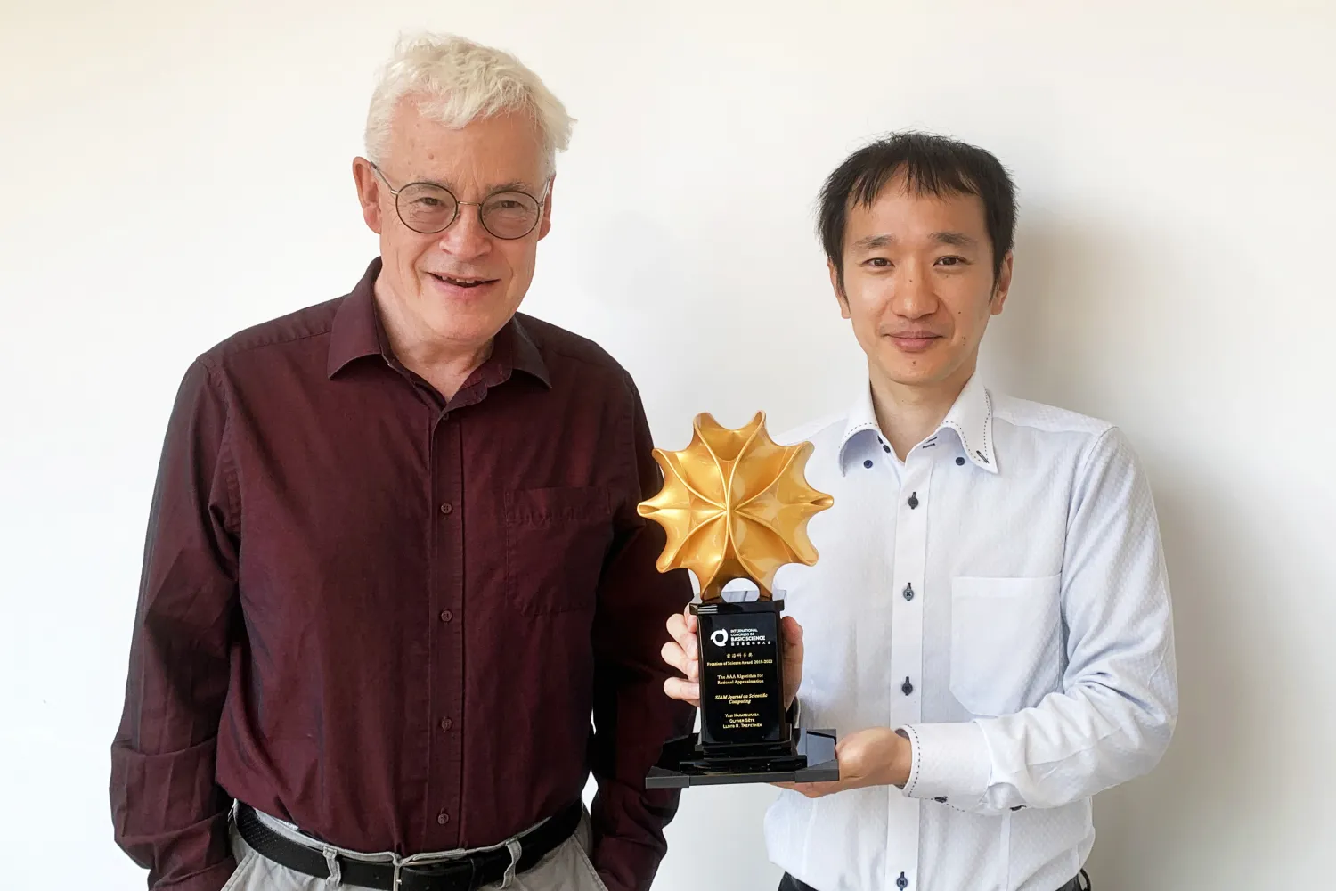 Professors Yuji Nakatsukasa and Nick Trefethen with their award