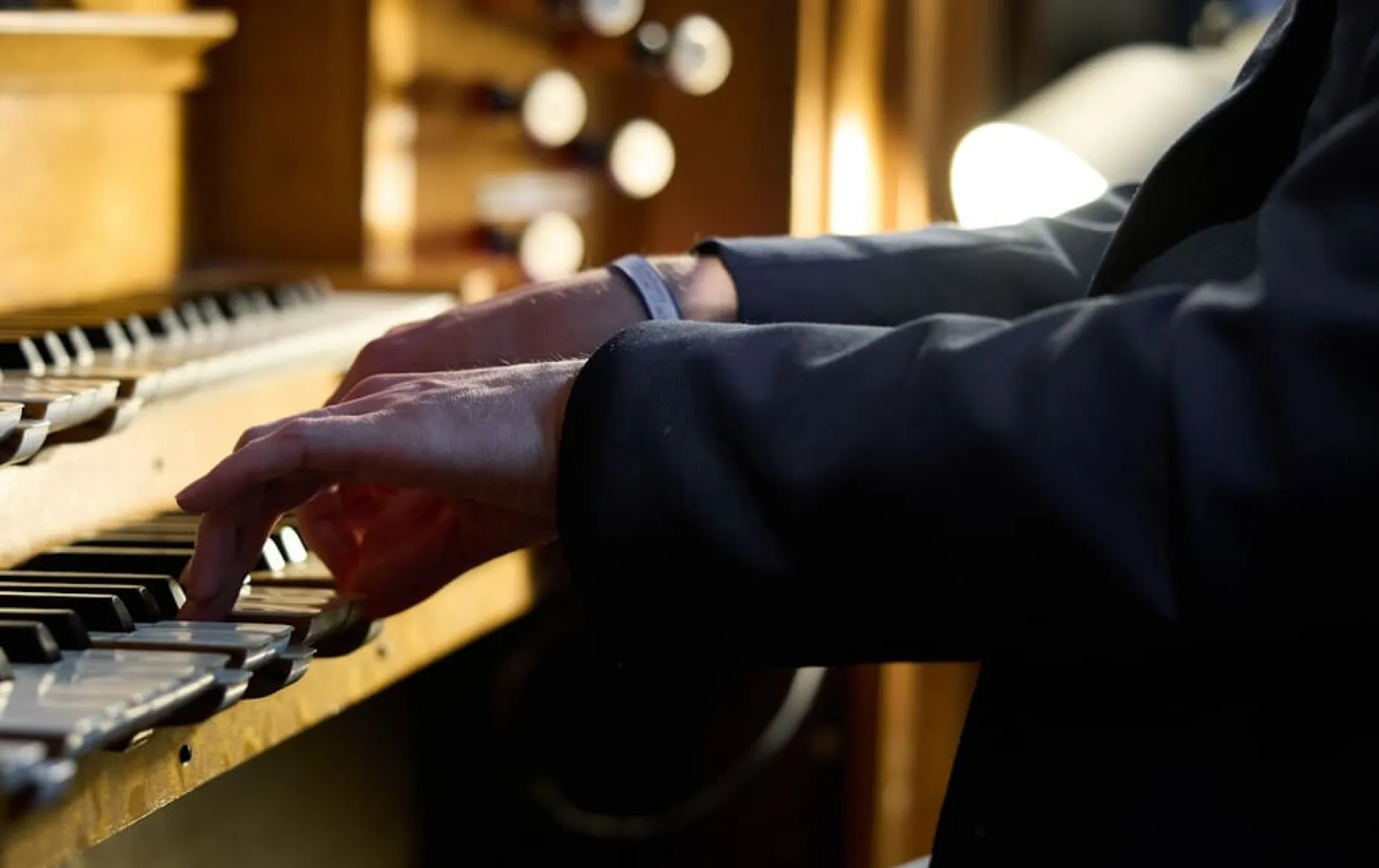 Organist's hands on the keys