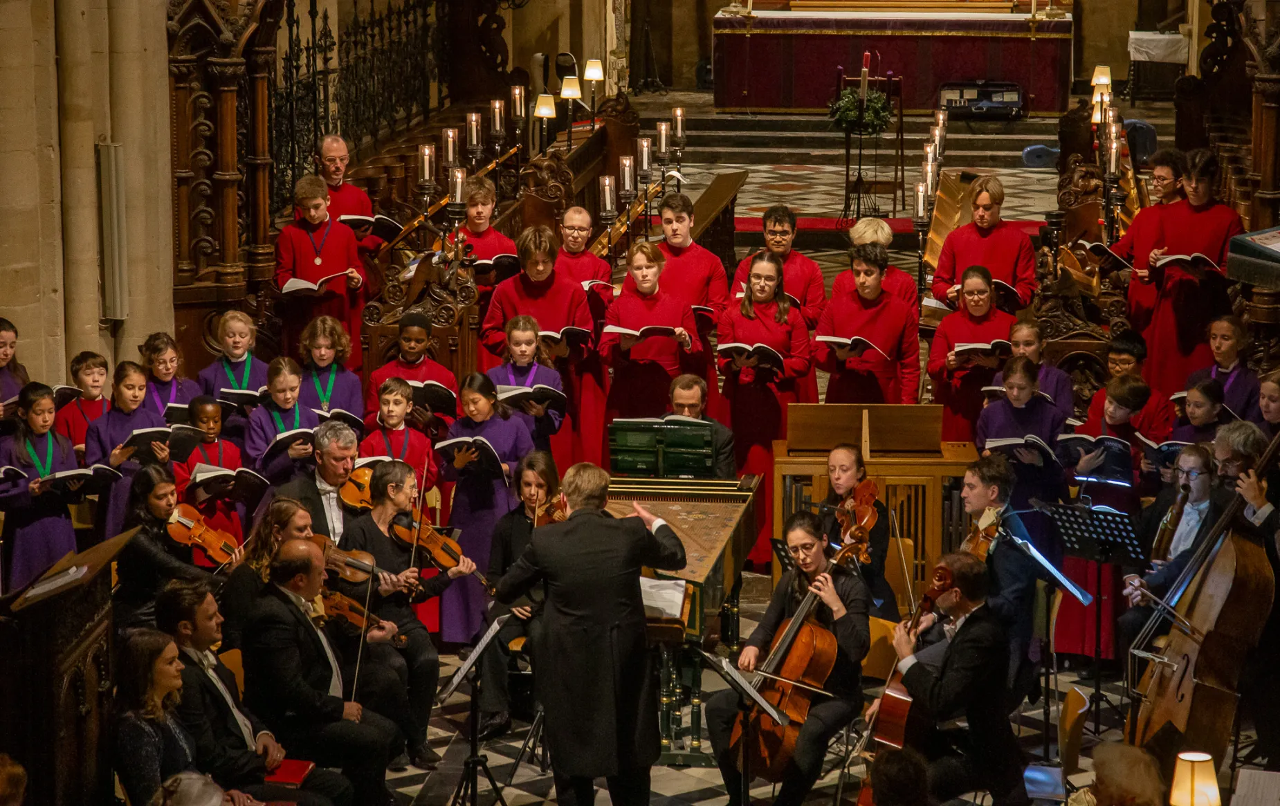 Peter Holder conducts the cathedral choir in a performance of Handel's Messiah in the Cathedral. The boy and girl choristers and clerks are joined by a chamber orchestra playing 18th century style instruments, and 4 white tie wearing soloists.