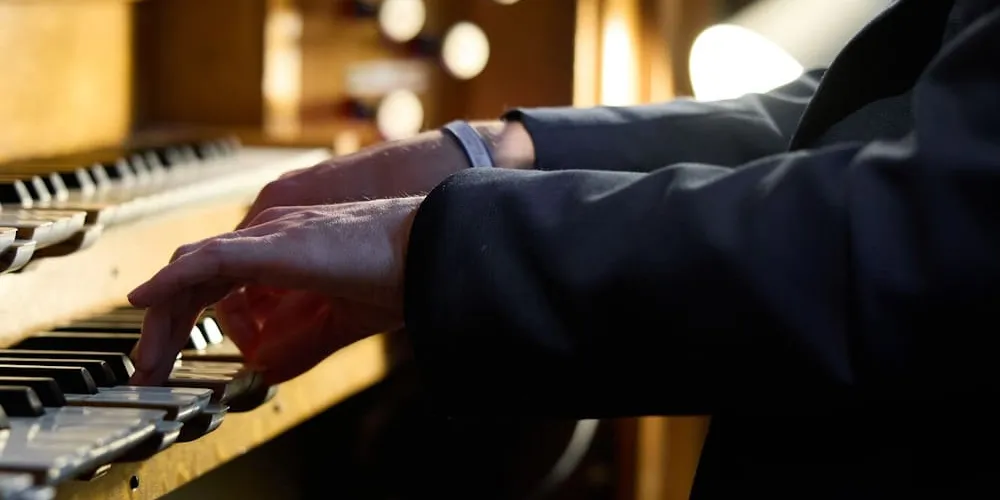 Organist's hands on the keys