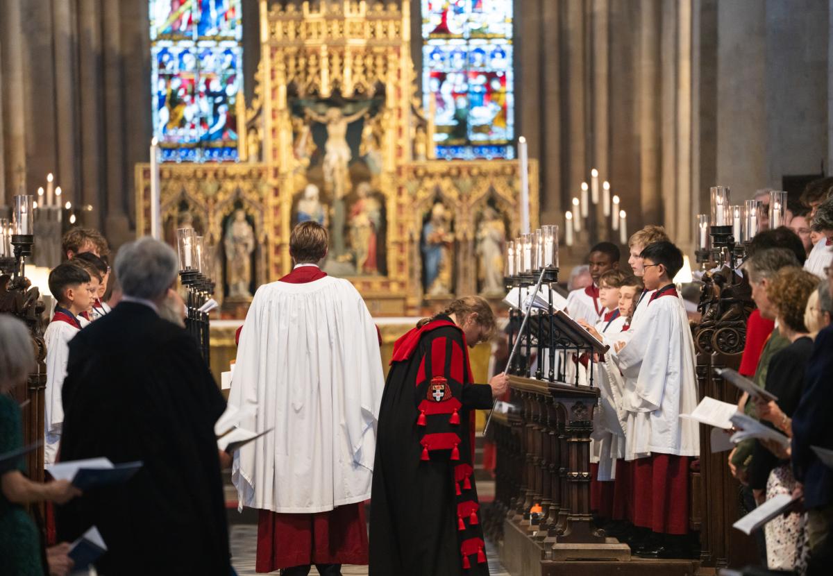 The Verger bows to the Dean in front of the robed choir during the Solemn Vespers for the 500th anniversary of Cardinal College