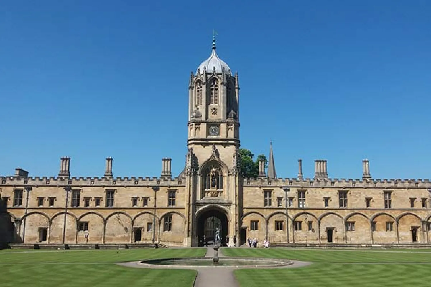 View across Tom Quad towards Tom Tower