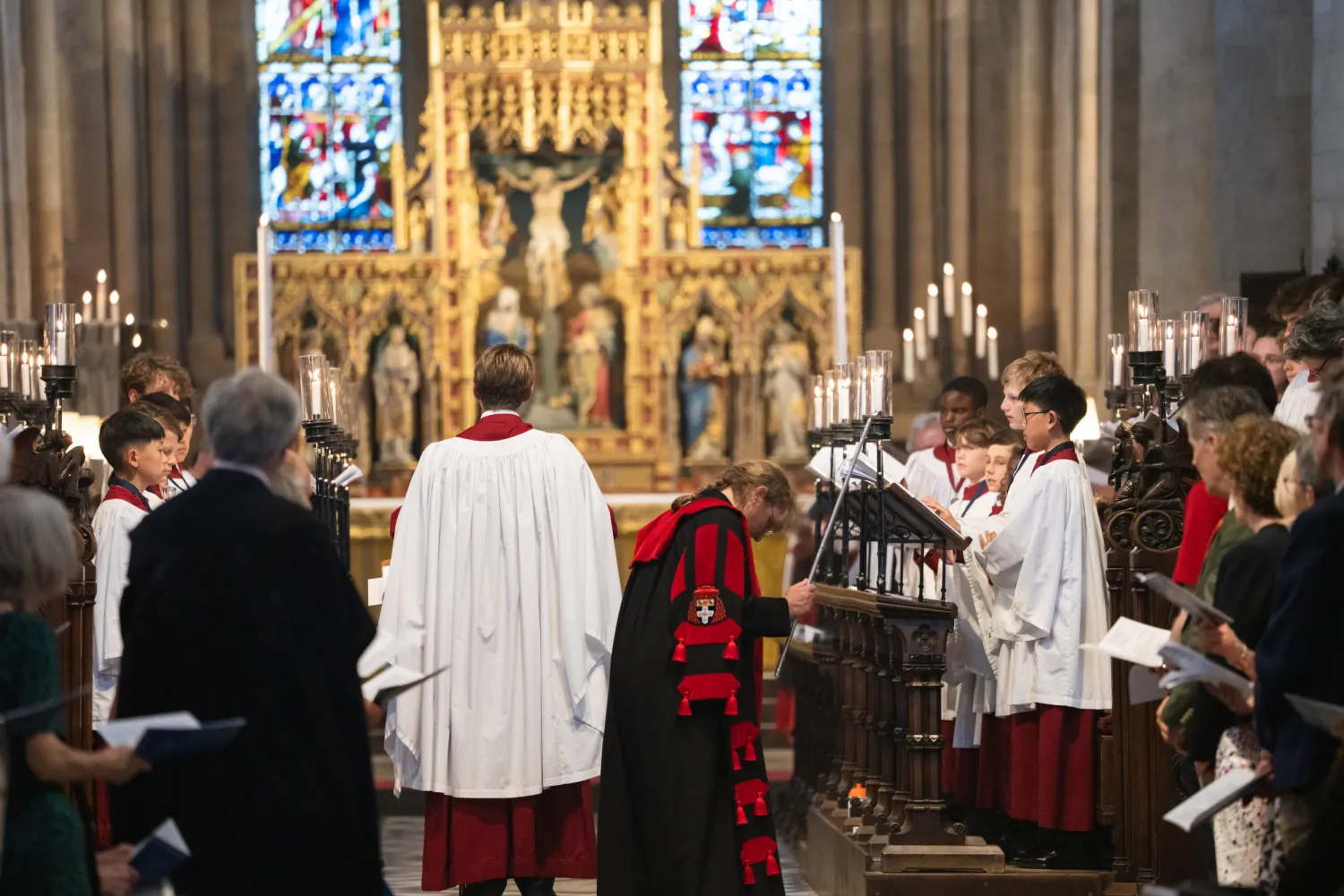 The Verger bows to the Dean in front of the robed choir during the Solemn Vespers for the 500th anniversary of Cardinal College